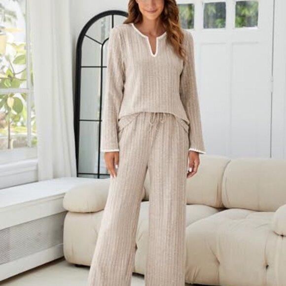 Women's Fleece Pajama Set with Pockets, Long Sleeve Lounge Wear - Picture 3 of 8